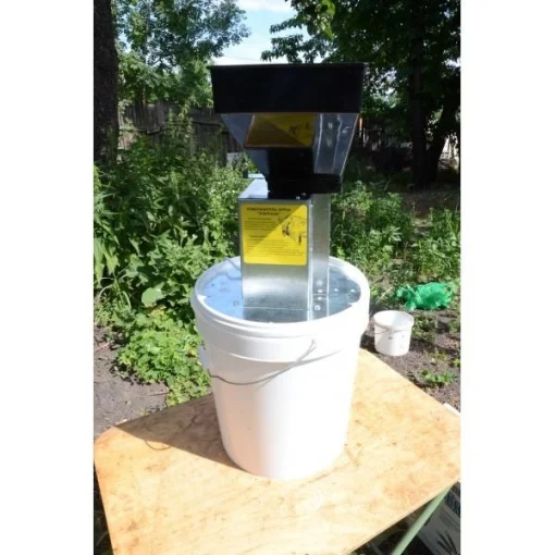 Зернодробарка електрична Зубрьонок з бочкою 22 літри 350 кг/годину