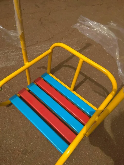 Дитячі тримісні гойдалки.