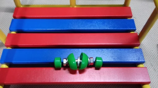 Дитячі тримісні гойдалки.