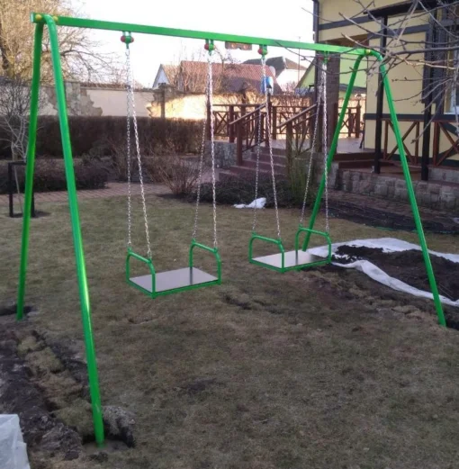 Двомісні гойдалки на ланцюгах для всієї сім'ї.