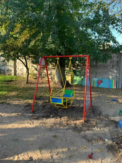 Дитячі гойдалки "човник" на жорсткій підвісці.
