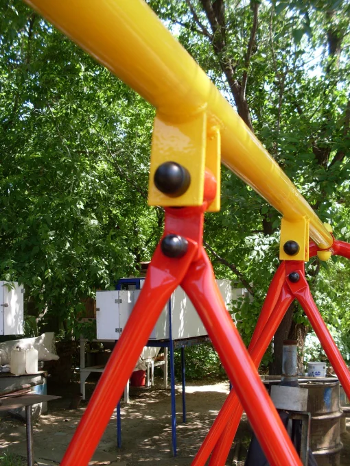 Дитячі гойдалки "човник" на жорсткій підвісці.