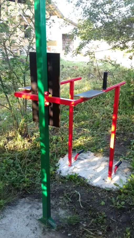 Вуличний турнік і бруси