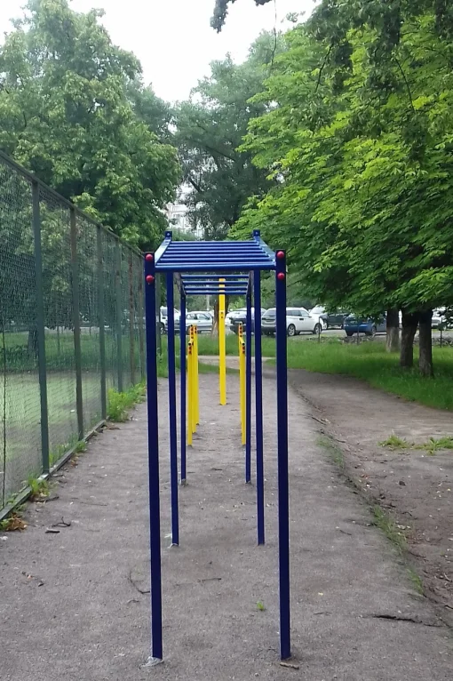 Вуличний рукохід, кутовий, металевий.