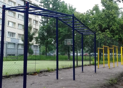 Вуличний рукохід, кутовий, металевий.