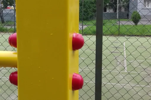 Вуличний рукохід, кутовий, металевий.