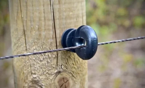 Ізолятор для електропастуха з саморізом